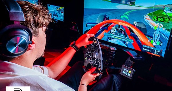 Een raceauto op een indoor kartbaan bij Racesquare, met felle lichten en een startlicht boven de baan.