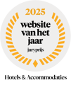 Afbeelding bij Natuurlodge voor 4 personen: luxe en rust aan het water in Limburg en Noord-Holland Logo van de jury voor hotels en accommodaties 2025, met een medaille en sterren.