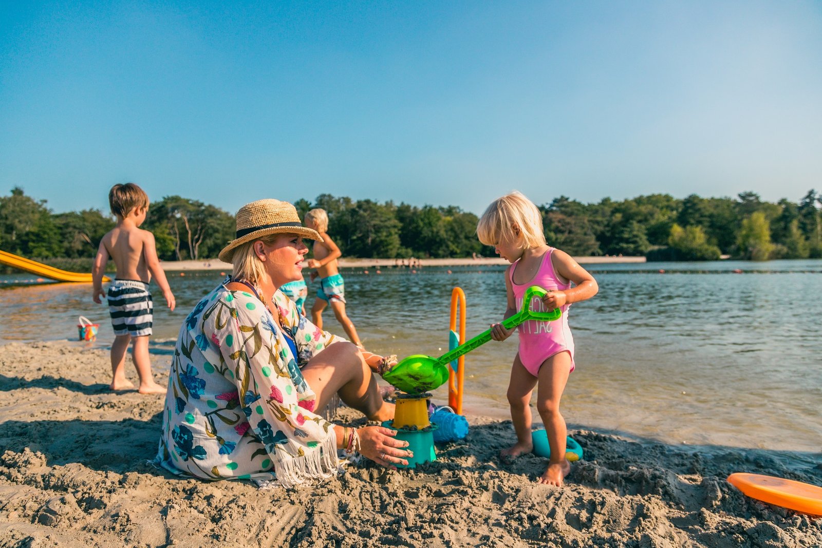 Afbeelding bij EuroParcs Zilverstrand Luxe villa's van EuroParcs Zilverstrand aan het water, met groene natuur en fietsmogelijkheden in de omgeving.