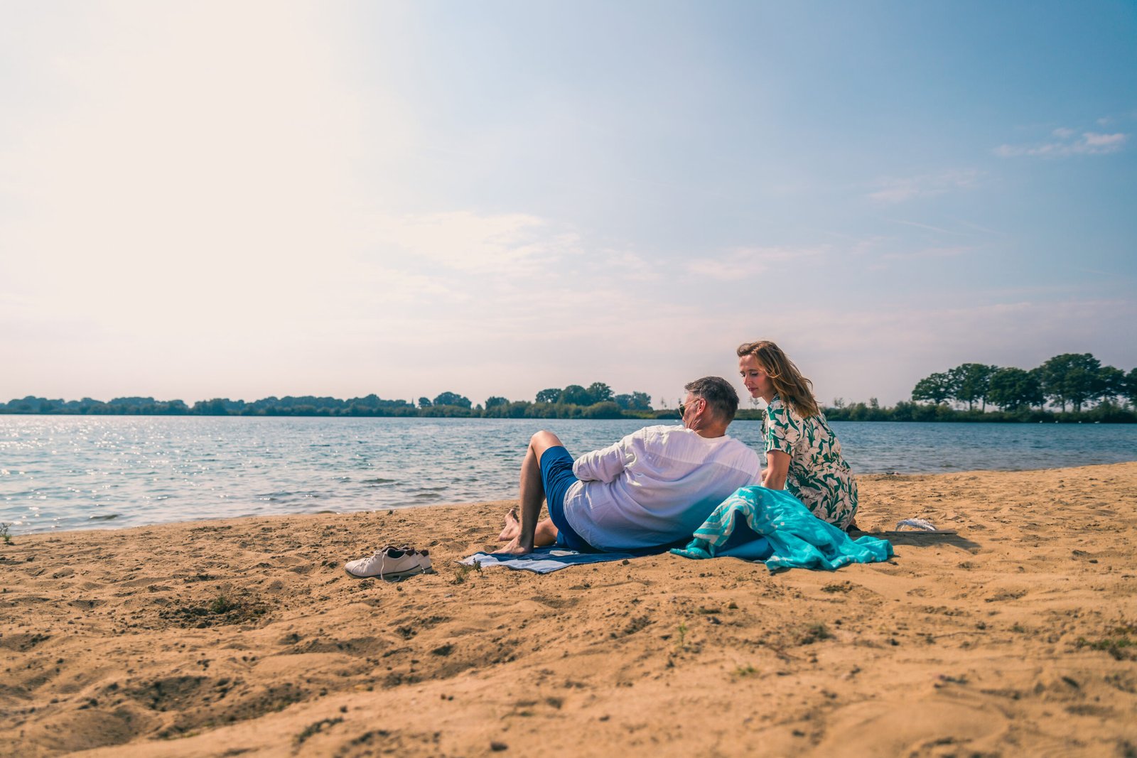 Afbeelding bij EuroParcs De Kraaijenbergse Plassen Luxe vakantiepark EuroParcs De Kraaijenbergse Plassen in Noord-Brabant, met water en natuur op de achtergrond.