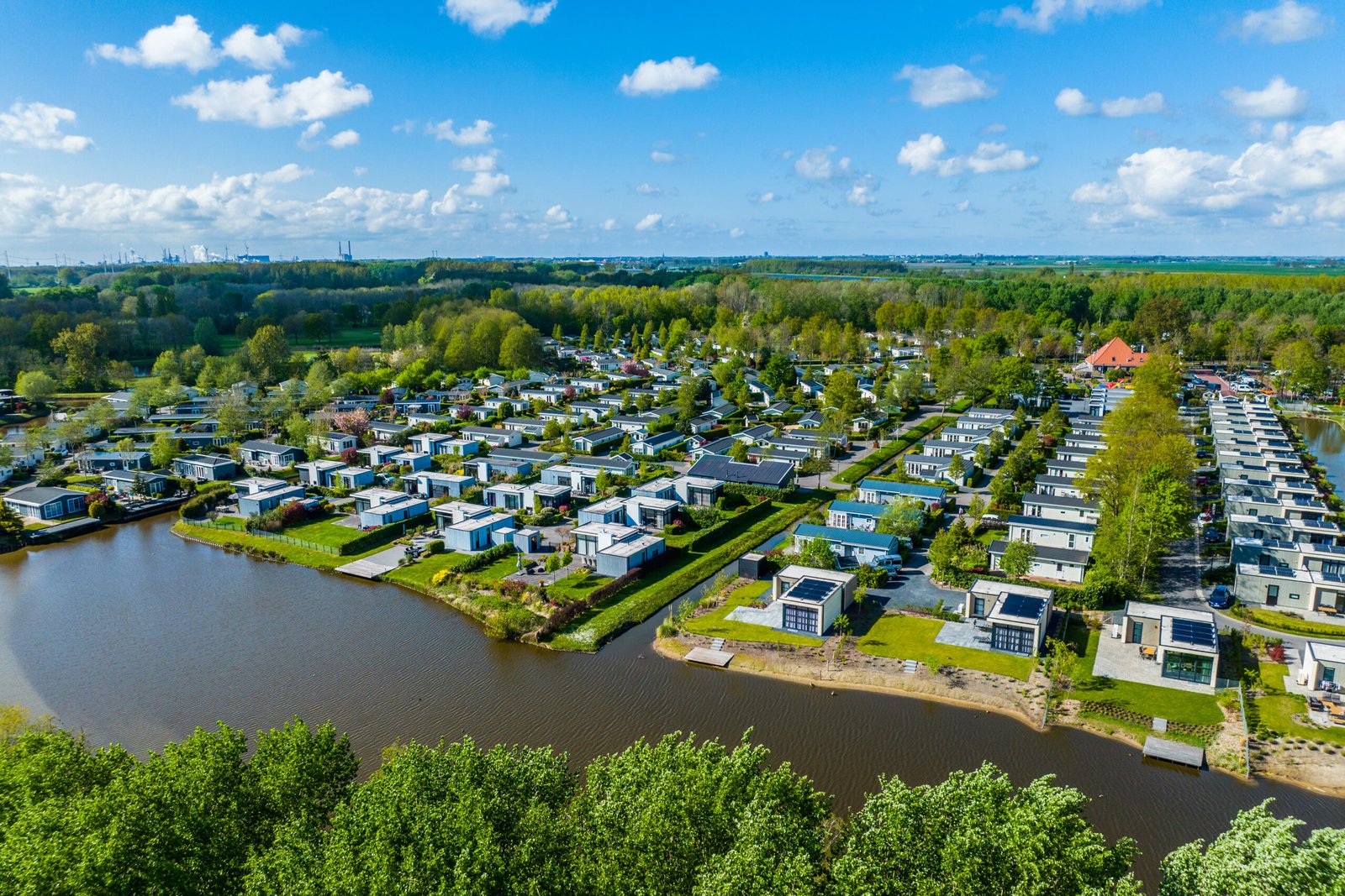 Luchtfoto van EuroParcs Buitenhuizen met luxe vakantiehuizen tussen het groen, in recreatiegebied Spaarnwoude.