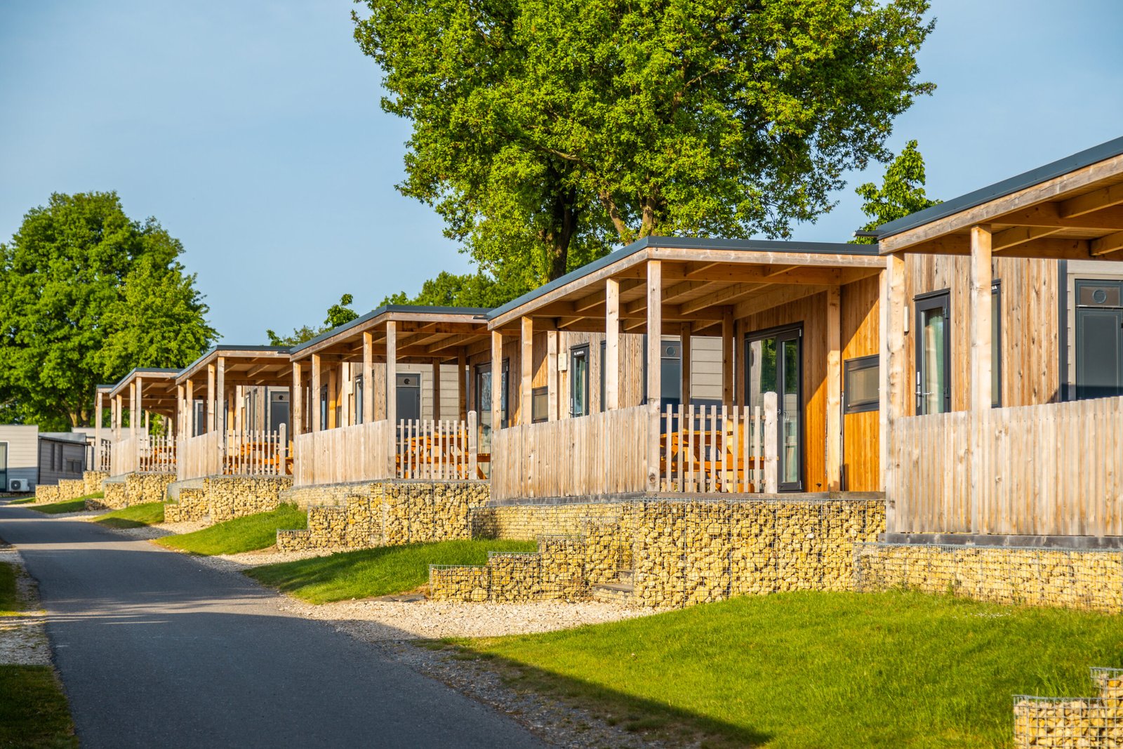 Afbeelding bij EuroParcs Gulperberg Zicht op EuroParcs Gulperberg, een luxe vakantiepark op de helling van de Gulperberg in Zuid-Limburg, omringd door groene heuvels.