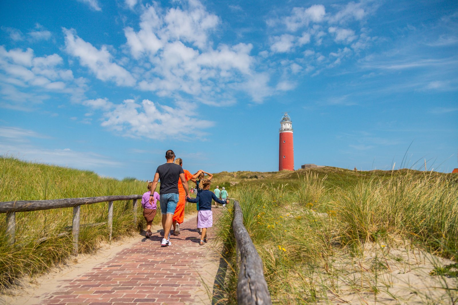Luxe vakantiepark EuroParcs De Koog op Texel met moderne huisjes en groene omgeving, ideaal voor strand- en natuuruitjes.