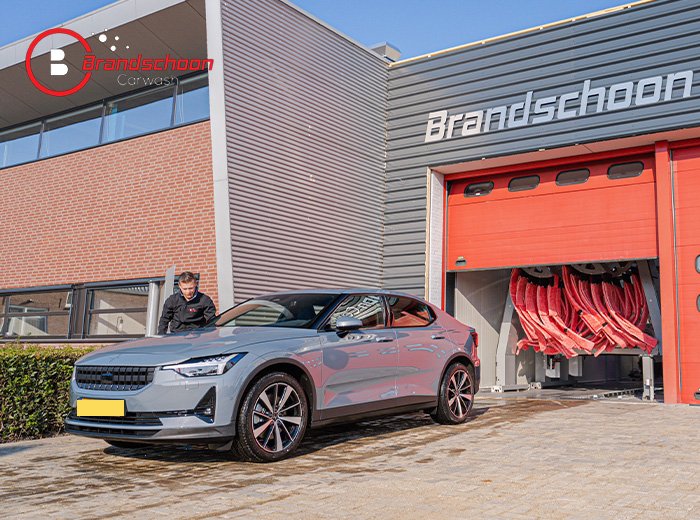 Een auto wordt gewassen bij Brandschoon Carwash, een betaalbaar uitje voor het hele gezin.