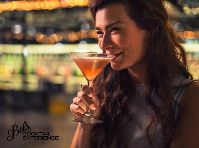 Afbeelding bij Bols Cocktail Experience + cocktail Een kleurrijke cocktail met garnering, geserveerd tijdens de Bols Cocktail Experience in Amsterdam.
