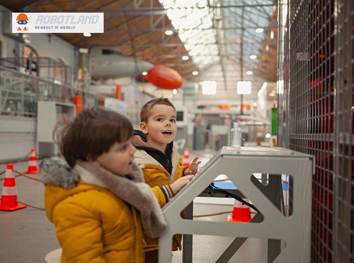Afbeelding bij Entreeticket Robotland Entreeticket voor Robotland, een interactief robotmuseum op de Veluwe, met robotafbeeldingen en speelse vormgeving.