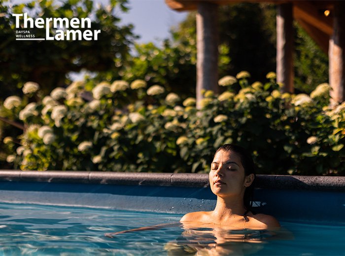 Thermen La Mer in Almere Haven met weids uitzicht over het Gooimeer, waar gasten kunnen ontspannen in de sauna's en baden.