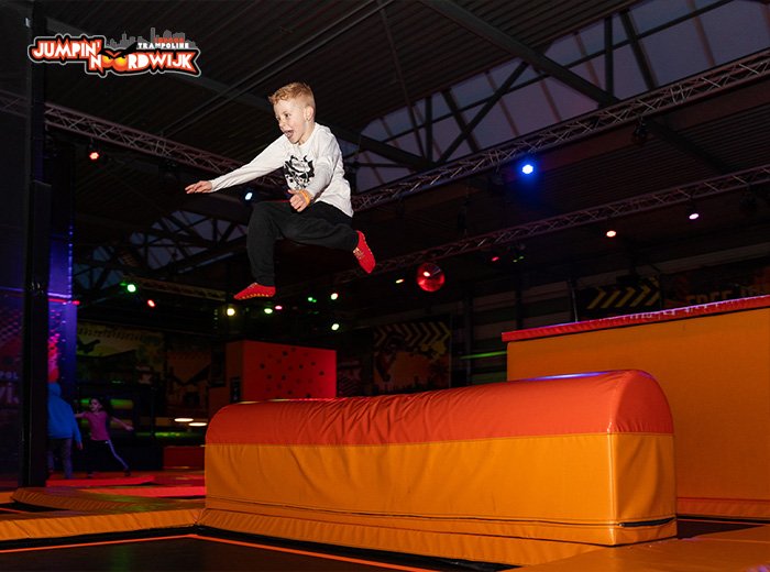 Springen op trampolines bij Jumpin' Noordwijk tijdens een vrije springsessie.