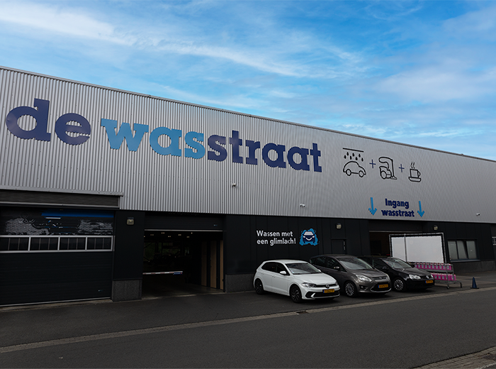 Afbeelding bij Wasbeurt + RainTecs Pantser bij De Wasstraat De Bilt Auto wordt gewassen bij De Wasstraat De Bilt met RainTecs Pantser, een voordelige wasbeurt voor een dagje uit.