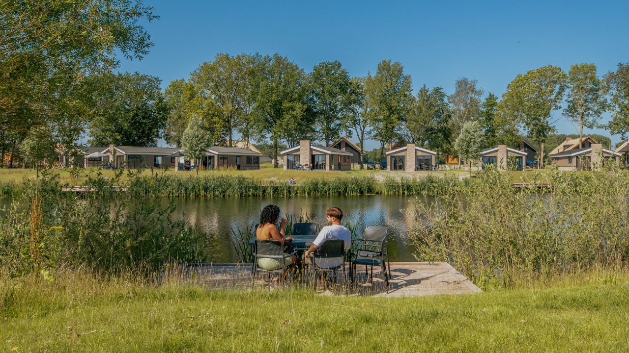 Stel je voor: een sfeervol vakantiepark aan het water, met moderne accommodaties en een donkere, rustige avondsfeer. Dit is EuroParcs De IJssel Eilanden, gelegen aan het Reevemeer bij Kampen.