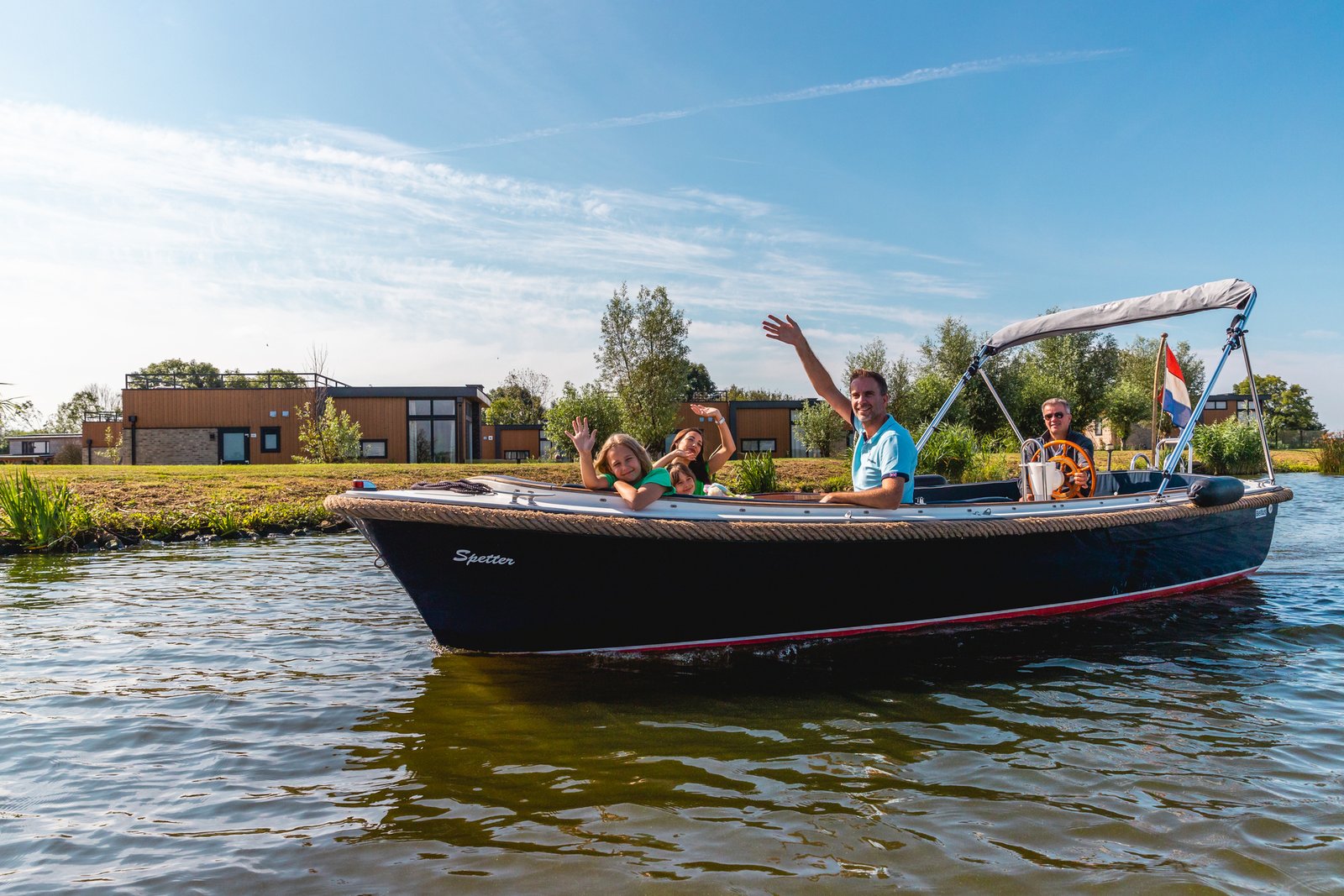 Zicht op de jachthaven van EuroParcs Kagerplassen met zeilboten en het water van de Kagerplassen.