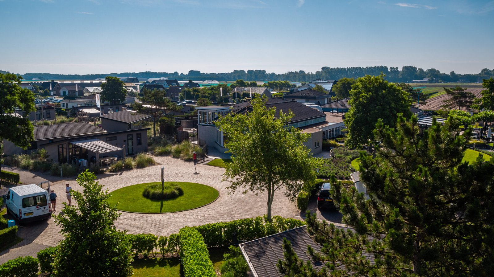 Afbeelding bij EuroParcs Parc du Soleil Luchtfoto van EuroParcs Parc du Soleil, een vakantiepark met accommodaties te midden van de duinen in Zuid-Holland.