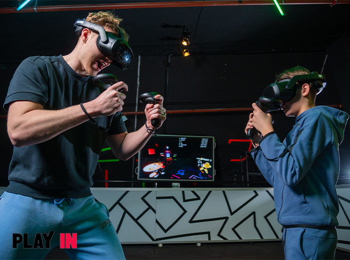 Persoon met VR-bril in een virtuele wereld bij Play-in Utrecht, een actief en betaalbaar dagje uit.