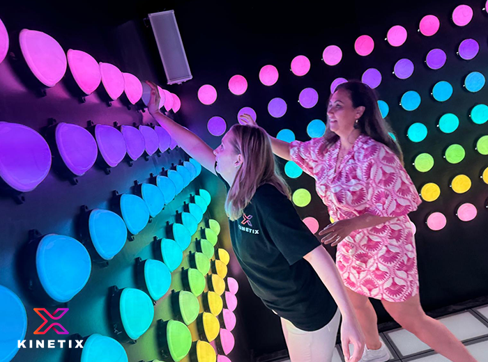 Afbeelding bij Entree Playkinetix (1,5 of 2 uur) + drankje of zakje chips Entree van Playkinetix, het actieve gamepark in Beverwijk, met een uitnodigende ingang voor een dag vol gamen en bewegen.