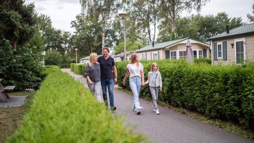 Afbeelding bij Recreatiepark de Wielerbaan Gasten van Recreatiepark de Wielerbaan genieten van het groene park en de rust.